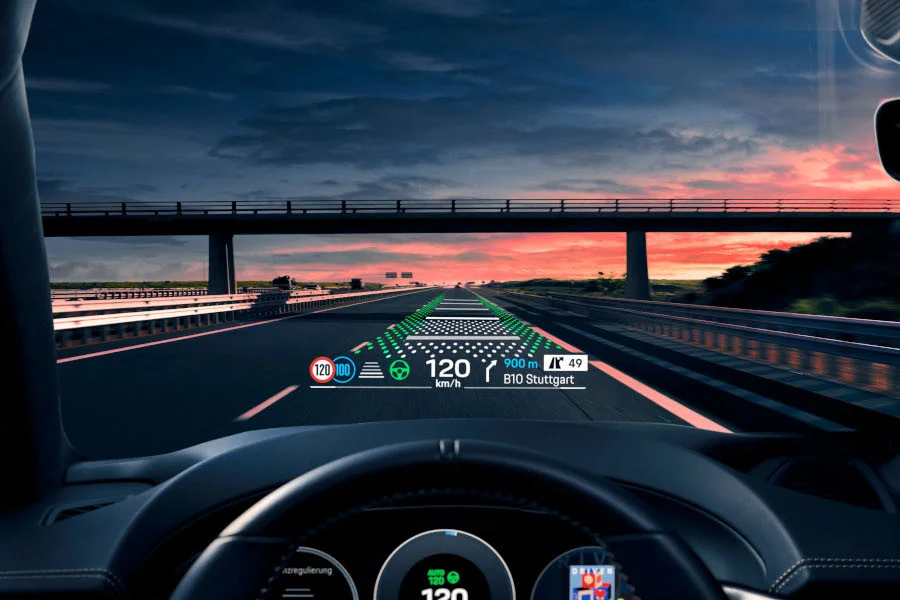 Affichage tête haute dans une voiture moderne, aides à la conduite