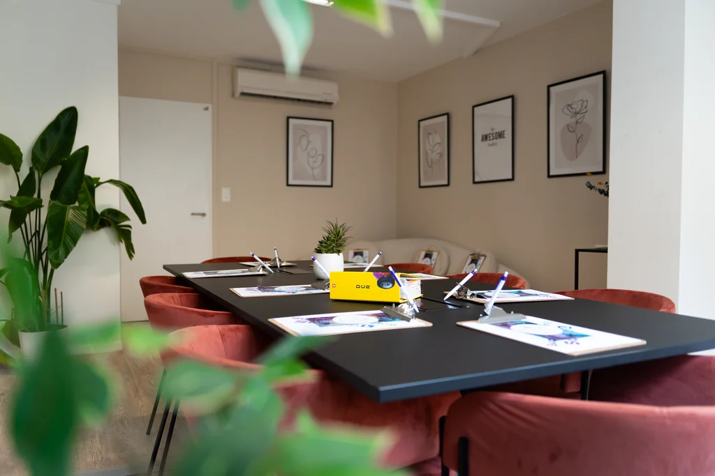 Salle de cours avec tables de l'auto-école des Eaux-Vives à Genève