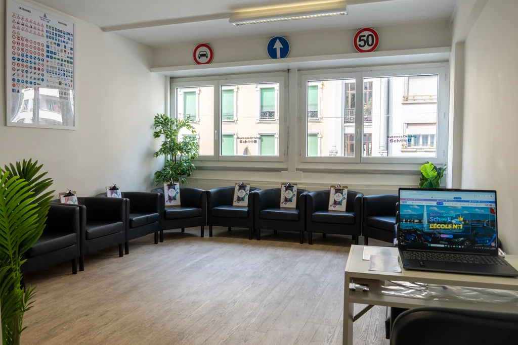 Salle de théorie avec fauteuils de l'auto-école des Eaux-Vives