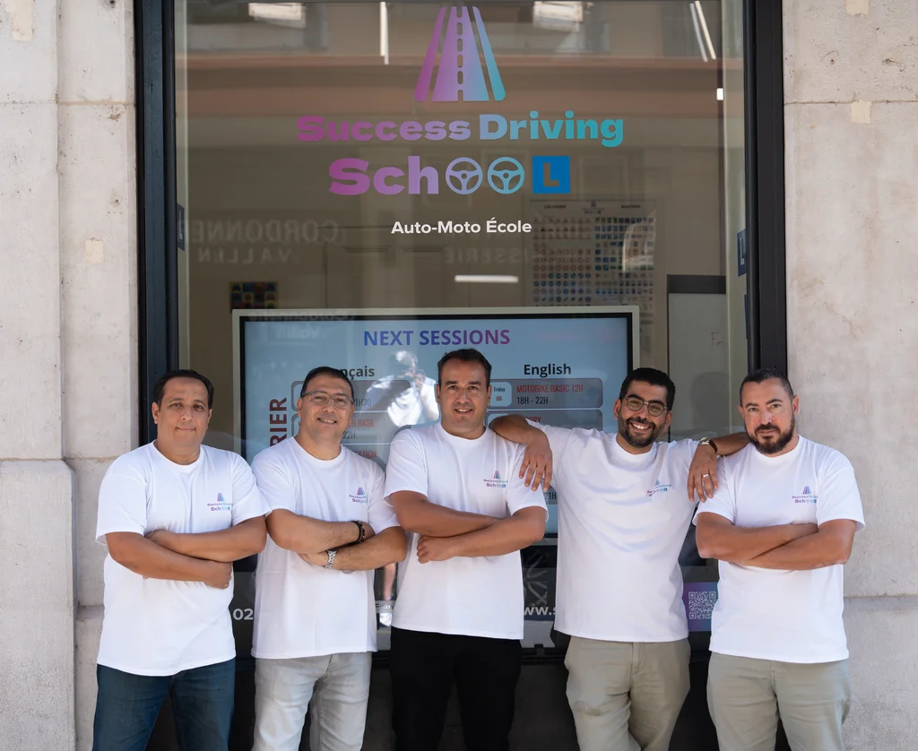 L’équipe Success Driving School devant l’agence de Cornavin à Genève