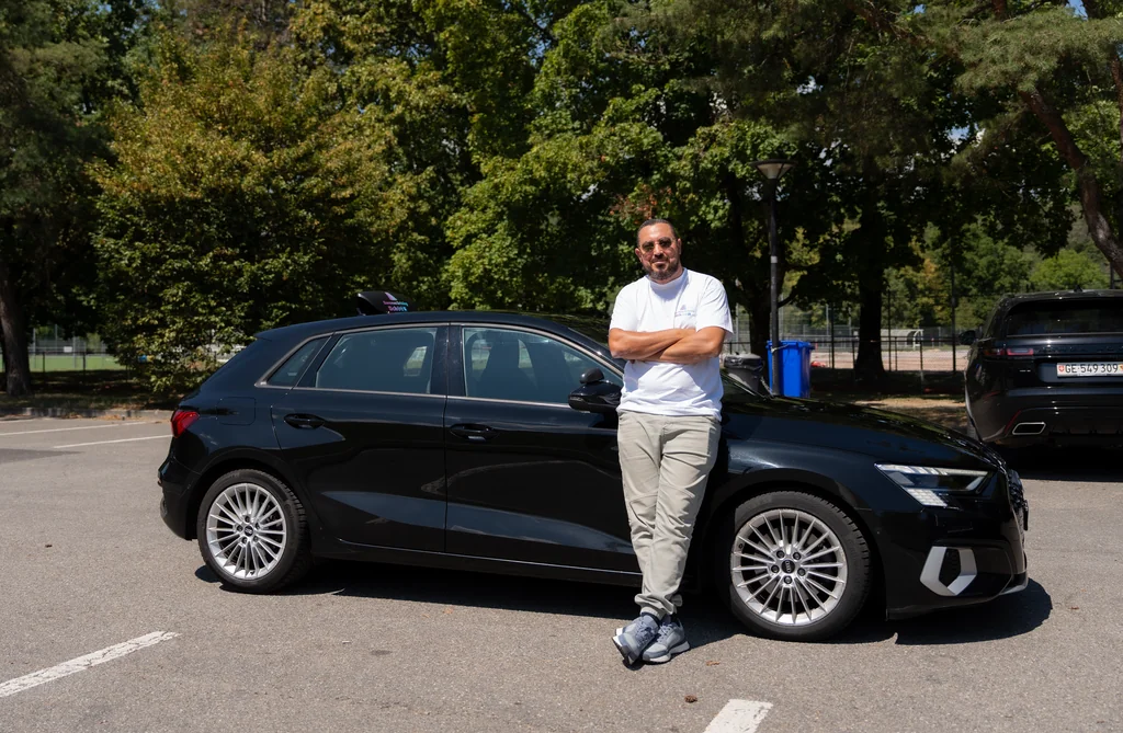 Moniteur Success Driving School devant une Audi A3 d’auto-école à Genève