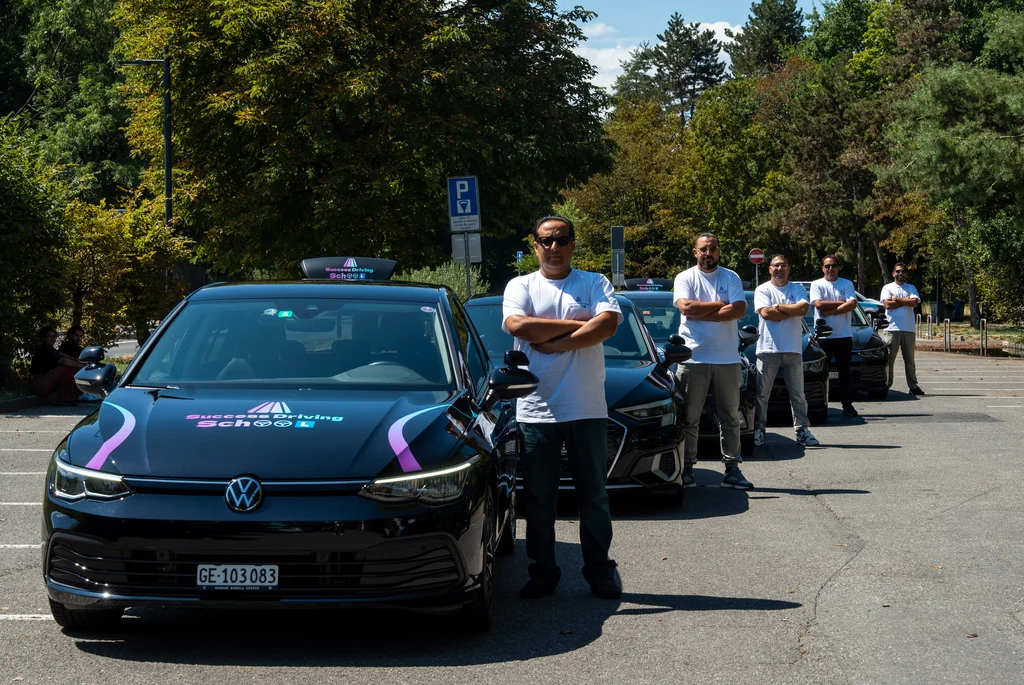 L’équipe de moniteurs Success Driving School devant la flotte de véhicules d’auto-école