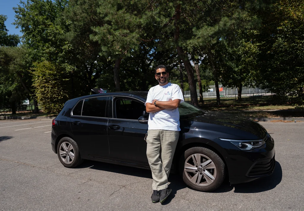 Moniteur Success Driving School devant une voiture d’auto-école à Genève