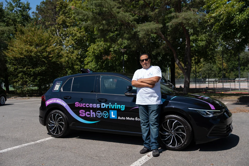 Voiture d’auto-école Success Driving School aux couleurs de l’école
